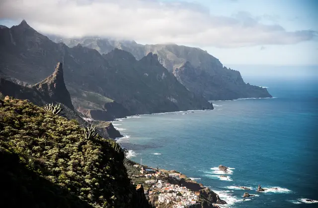 Steile bergkammen van het Anaga-gebergte boven de noordkust van Tenerife