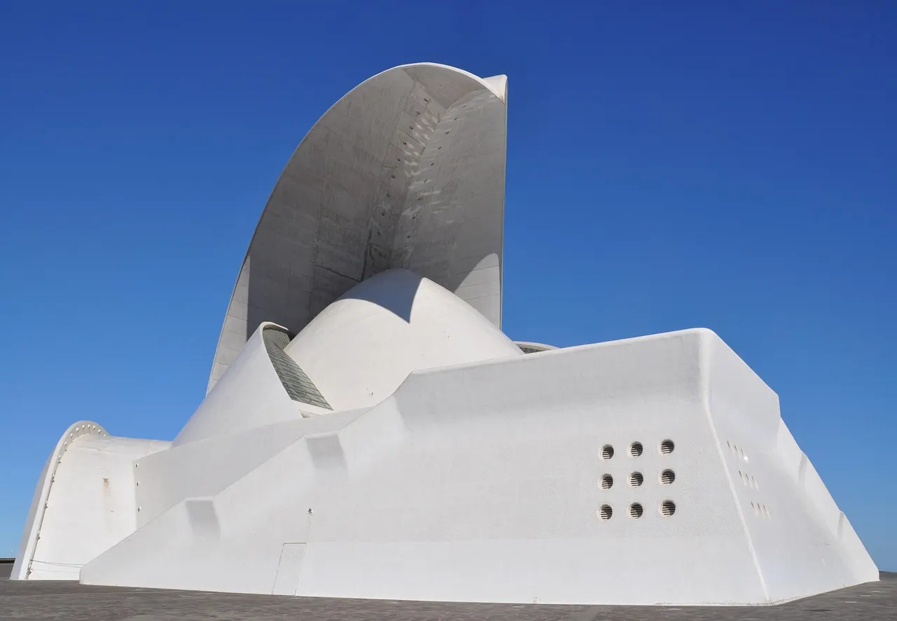 Het witte gebogen dak van het Auditorio de Tenerife in Santa Cruz