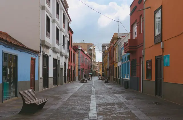 Straat met gekleurde huizen in het historische centrum van La Laguna