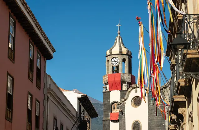 Kerktoren en historische gevels in het centrum van La Orotava