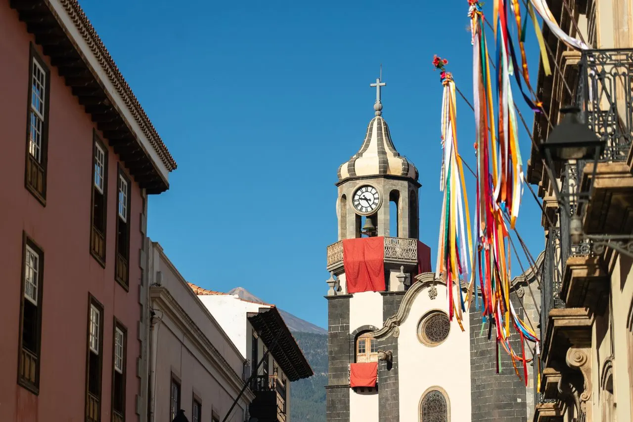 Kerktoren en historische gevels in het centrum van La Orotava