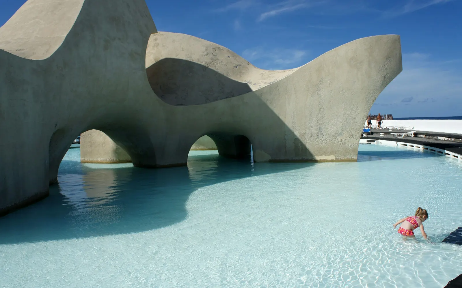 Sculptuur van César Manrique in Lago Martiánez