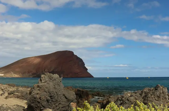 Montaña Roja boven de kust bij Playa de La Tejita op Tenerife