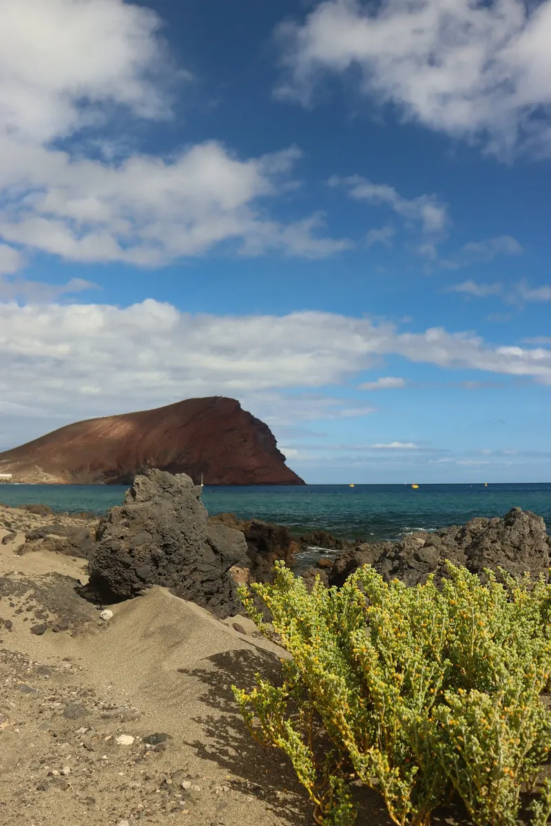 Montaña Roja boven de kust bij Playa de La Tejita op Tenerife