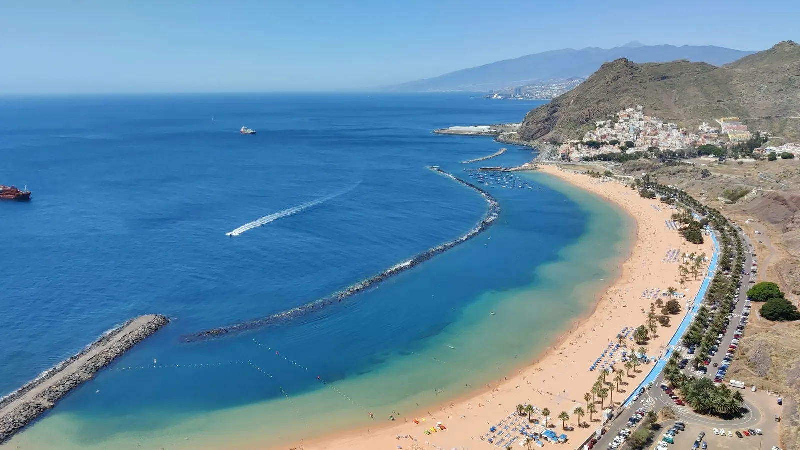 Playa de Las Teresitas met goudkleurig zand en golfbrekers bij San Andrés