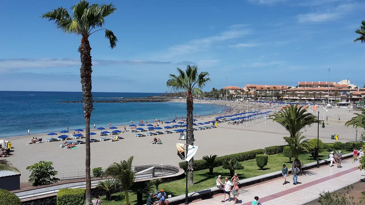 Playa de Las Vistas en de boulevard tussen Los Cristianos en Playa de las Américas
