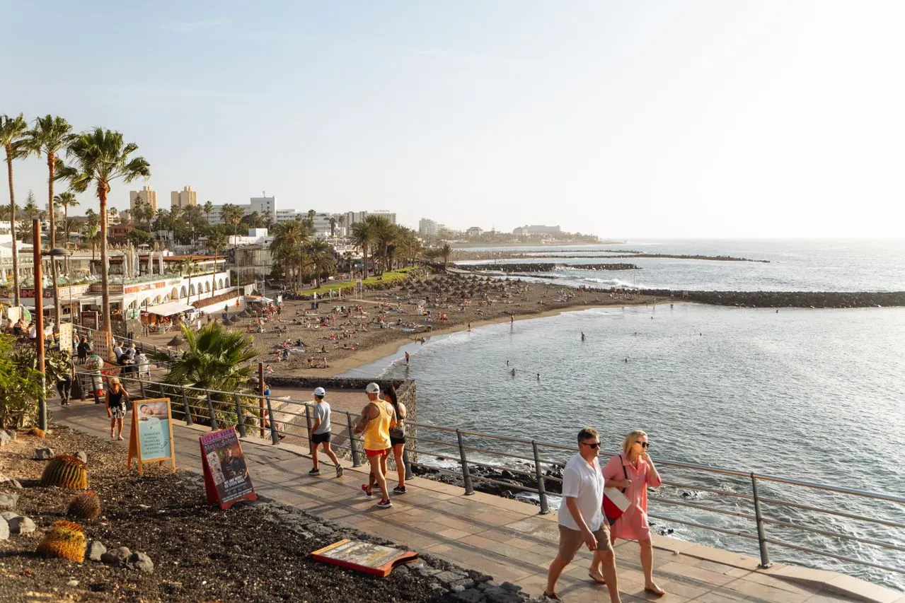 Wandelaars op de boulevard bij Playa del Duque in Costa Adeje