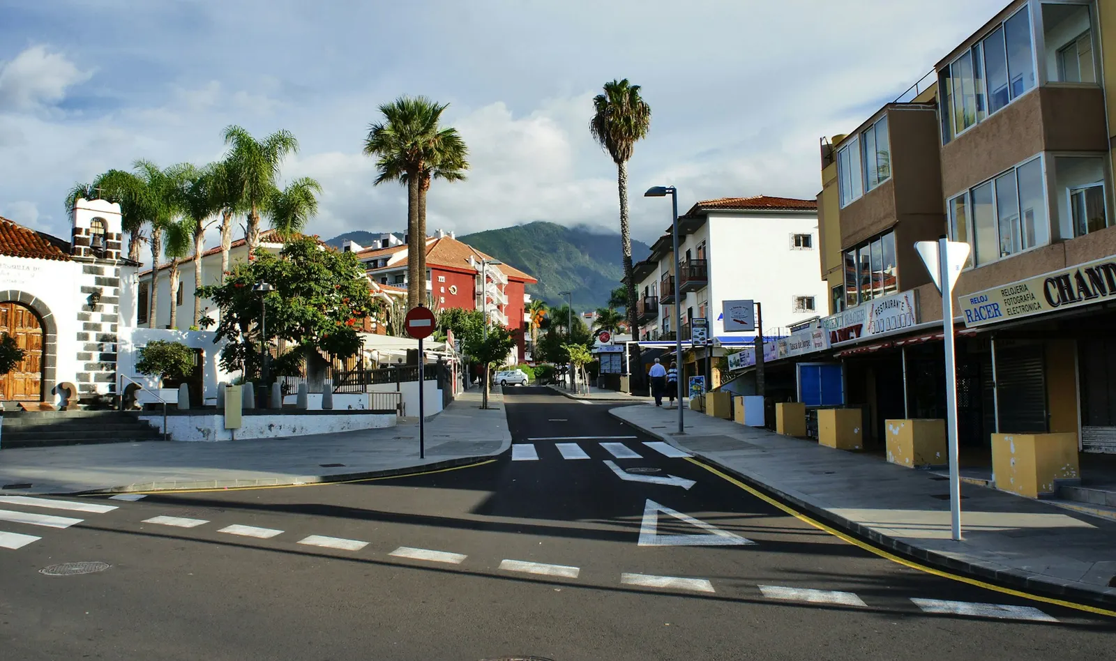 Straat met palmen in het centrum van Puerto de la Cruz